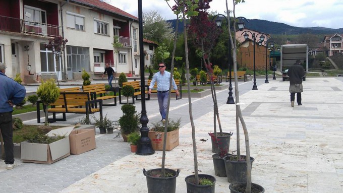 Екипите на ЈКП „Комуналец „ и ,, Равен ’’ го разубавија  плоштадот во центарот на градот со засадување на декоративни садници и цветен сезонски саден материјал и разни видови на украсни брички. 