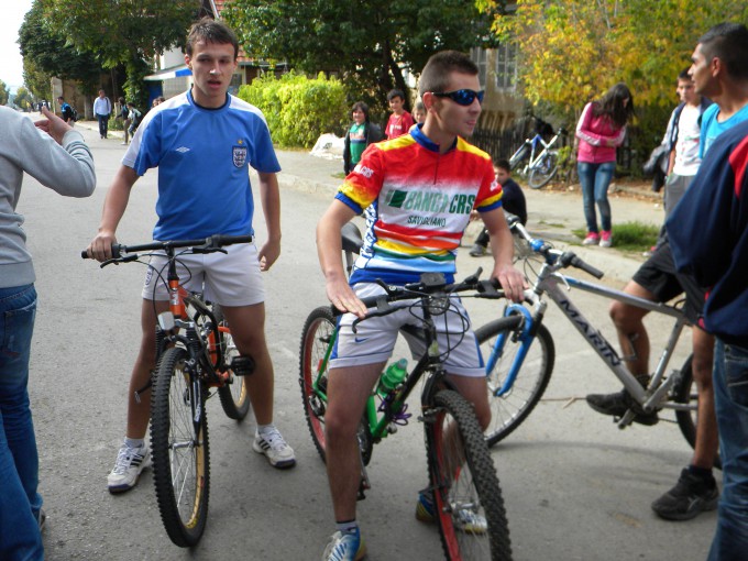 Во согласност со акцискиот план за промоција и поддршка на велосипедизмот за зголемување на нивото на вклученост на учениците во системот на натпревари и спортски активности, во организација на Општина Пехчево, а во соработка со ООУ ,, Ванчо Китанов ’’ и училишниот спортски клуб Ванчо Китанов, денес се одржа велосипедски натпревар на кој учествуваа над 20 ученици.