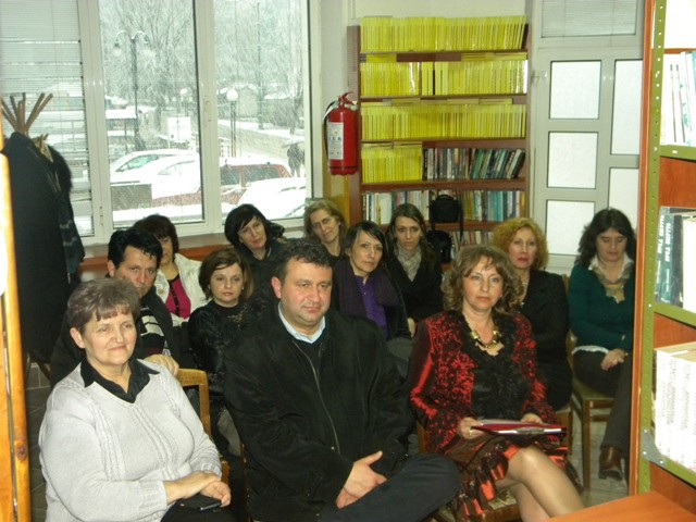 Денеска во просториите на библиотеката„Кочо Рацин“ се одржа литературно читање наречено: „Пладневна средба со Драгица Лазаровска“.