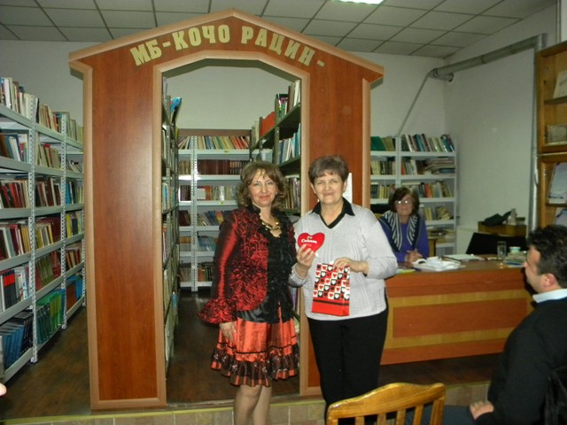 Денеска во просториите на библиотеката„Кочо Рацин“ се одржа литературно читање наречено: „Пладневна средба со Драгица Лазаровска“.