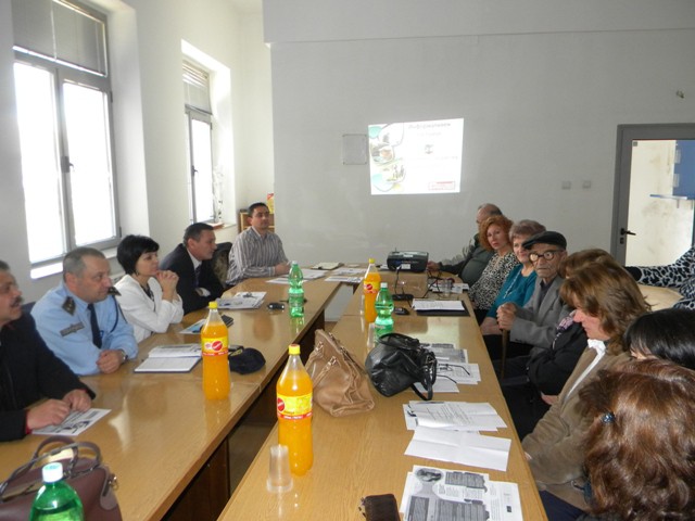 Вчера во Салата за состаноци при општина Пехчево, се одржа информативен состанок со претстваници од општина Пехчево, претставници од МТСП-Меѓуопштински центар за социјални работи Берово и АВРМ-Биро за вработување Берово, по повод предстојните активности за подготовка на апликација за најновиот Повик за учество во програмата Општинско-корисна работа за 2015 година.