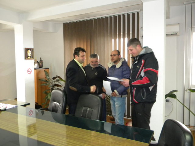 Денес во општина Пехчево беа доделени сертификатите за авто-такси возачи на кандидатите кои што ја завршија обуката и го положија испитот за добивање на Сертификат за авто-такси возач во општина Пехчево. 