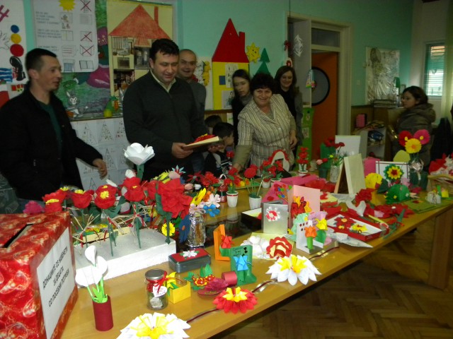 Денес во просториите на ОЈУДГ ,, 7 Септември “ - Пехчево беше организирана продажна изложба за помош на децата со посебни проблеми во рамки на хуманитарно-едукативниот проект „Од дете за дете“