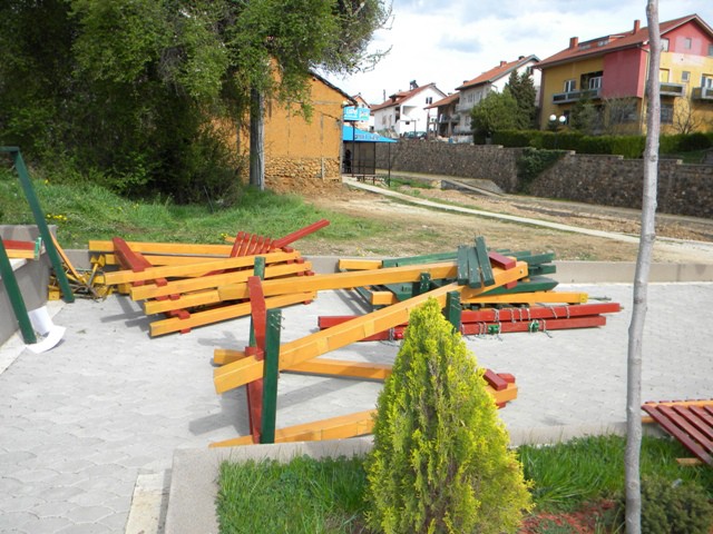 Општина Пехчево во проектни активности за изградба и реконструкција на нови детски игралишта, започна со изградба на ново игралиште за деца, кое ќе биде лоцирано до новиот градски плоштад во Пехчево.