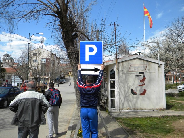 Безбедноста на граѓаните и учесниците во сообраќајот е едно од приоритетите на градоначалникот Поповски и општина Пехчево. Токму поради зголемување на безбедноста во сообраќајот, денес во општина Пехчево започнаа активностите за поставување на нови сообраќајни знаци во градот.