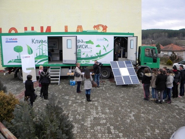 Еколошката училница на тркала на УСАИД денеска во Пехчево. Учениците директно се запознаа со лабораториската опрема во зелениот камион како дел од практичната настава за климатксите промени во рамките на проектот на УСАИД за општински стратегии за климатските промени спроведуван од Милеуконтакт Македонија.