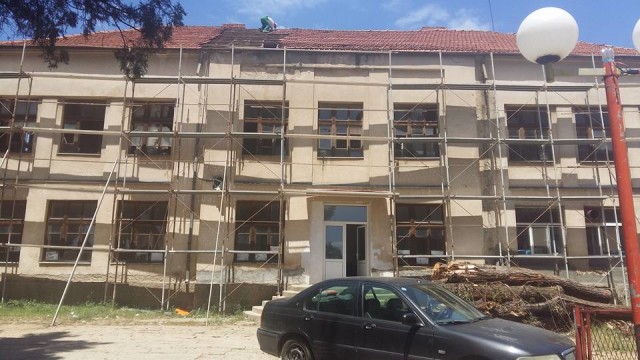 Во Пехчево започна реконструкцијата на старата училишна зграда, каде ќе бидат сместени дисперзираните паралелки на беровската гимназија „Ацо Русковски“.