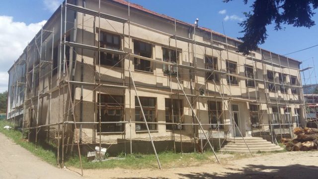 Во Пехчево започна реконструкцијата на старата училишна зграда, каде ќе бидат сместени дисперзираните паралелки на беровската гимназија „Ацо Русковски“.