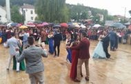 Во весела атмосфера матурантите блескаа низ центарот на Пехчево