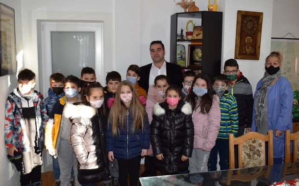 Ученици од ООУ „Ванчо Китанов“ во посета кај градоначалникот Китански
