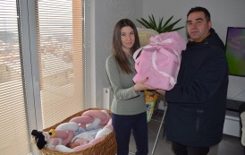 Градоначалникот Китански во посета на првороденото бебе во Пехчево
